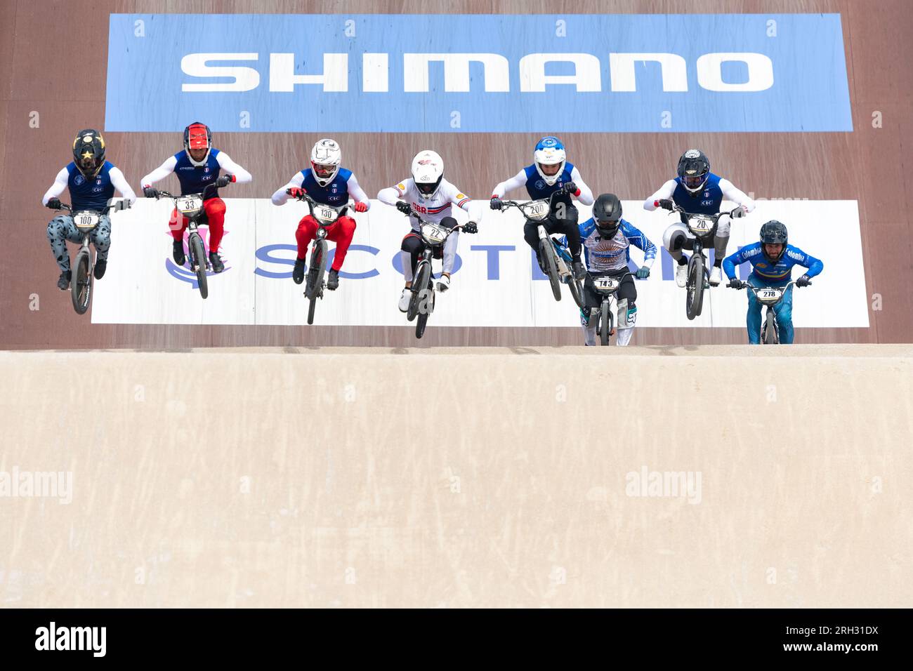 Glasgow BMX Centre, Glasgow, Scozia, Regno Unito. 13 agosto 2023. UCI Cycling World Championships BMX Racing Men's Elite Final - una nuova vittoria per la Francia, con Romain Mahieu che ha preso oro, Argento Arthur Pilard e bronzo Joris Daudet. Il britannico Cullen Ross ha concluso al 6° posto. Nella foto: I finalisti corrono lungo la rampa di partenza alta 8 metri. Crediti: Kay Roxby/Alamy Live News Foto Stock