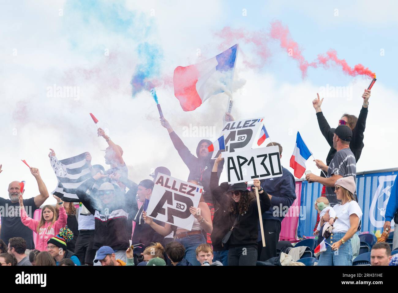 Glasgow BMX Centre, Glasgow, Scozia, Regno Unito. 13 agosto 2023. UCI Cycling World Championships BMX Racing Men's Elite Final - una nuova vittoria per la Francia, con Romain Mahieu che ha preso oro, Argento Arthur Pilard e bronzo Joris Daudet. Il britannico Cullen Ross ha concluso al 6° posto. Nella foto: I sostenitori francesi di Arthur Pilard celebrano negli stand Credit: Kay Roxby/Alamy Live News Foto Stock
