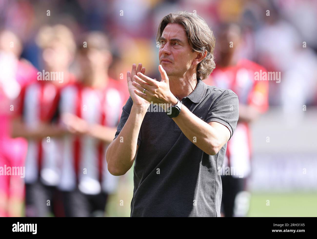 Londra, Regno Unito. 13 agosto 2023. Thomas Frank, manager di Brentford, applaude i tifosi dopo la partita di Premier League al Gtech Community Stadium di Londra. Il credito fotografico dovrebbe leggere: Paul Terry/Sportimage Credit: Sportimage Ltd/Alamy Live News Foto Stock