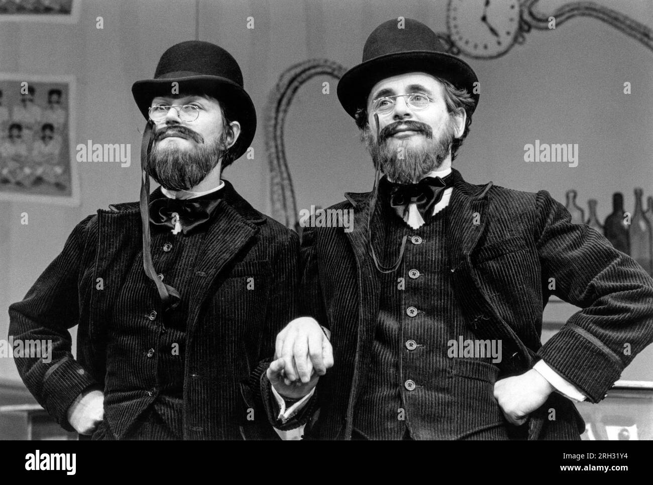 l-r: Michael Attwell, Sylvester McCoy (Erik Satie) in SATIE GIORNO / NOTTE di Adrian Mitchell al Lyric Hammersmith Studio, Londra W6 1986 design: Tom Phillips illuminazione: Dave Horn regista: Richard Williams Foto Stock