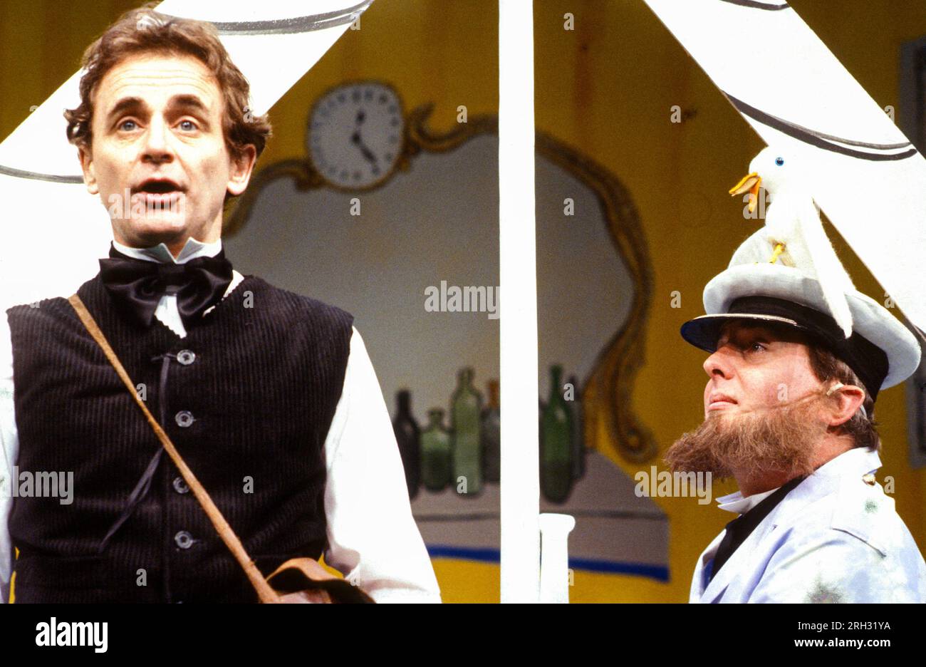 l-r: Sylvester McCoy (Erik Satie), Michael Attwell (zio Seabird) in SATIE GIORNO / NOTTE di Adrian Mitchell al Lyric Hammersmith Studio, Londra W6 1986 design: Tom Phillips illuminazione: Dave Horn regista: Richard Williams Foto Stock