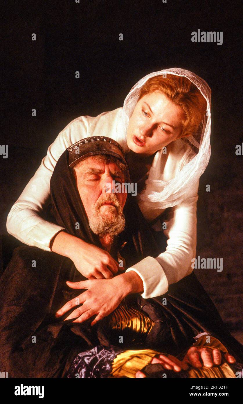Robert Eddison (il Re), Joely Richardson (Ceiriad) SULLA RIVA SASSONE di David Rudkin all'Almeida Theatre, Londra N1 26/02/1986 musica: Oliver Knussen design: Hildegard Bechtler illuminazione: Jean Kalman regista: Pierre Audi Foto Stock