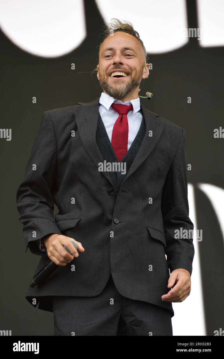 Boardmasters Festival, Newquay - Gentleman's Dub Club sul palco principale sotto la pioggia. Domenica 13 agosto. Crediti: Graham Tarrant/Alamy Live News Foto Stock