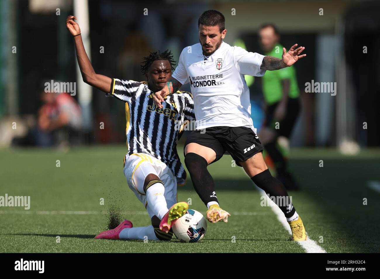 Vercelli, Italia. 13 agosto 2023. Joseph Nonge Boende della Juventus sfida Ilario Iotti della Pro Vercelli durante l'amichevole di pre-stagione allo Stadio Silvio Piola di Vercelli. Il credito fotografico dovrebbe leggere: Jonathan Moscrop/Sportimage Credit: Sportimage Ltd/Alamy Live News Foto Stock