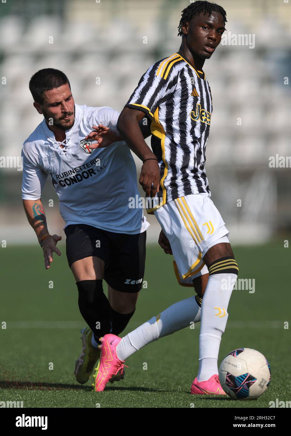 Vercelli, Italia. 13 agosto 2023. Joseph Nonge Boende della Juventus scuote la palla da Ilario Iotti della Pro Vercelli durante la partita amichevole di pre-stagione allo Stadio Silvio Piola di Vercelli. Il credito fotografico dovrebbe leggere: Jonathan Moscrop/Sportimage Credit: Sportimage Ltd/Alamy Live News Foto Stock