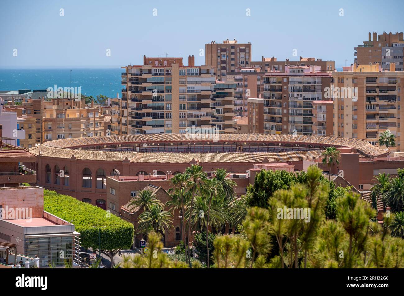 Malaga, Spagna - 24 luglio 2023: Vista della vecchia struttura per la caccia di tori dalla fortezza moresca nella città di Malaga. Foto Stock