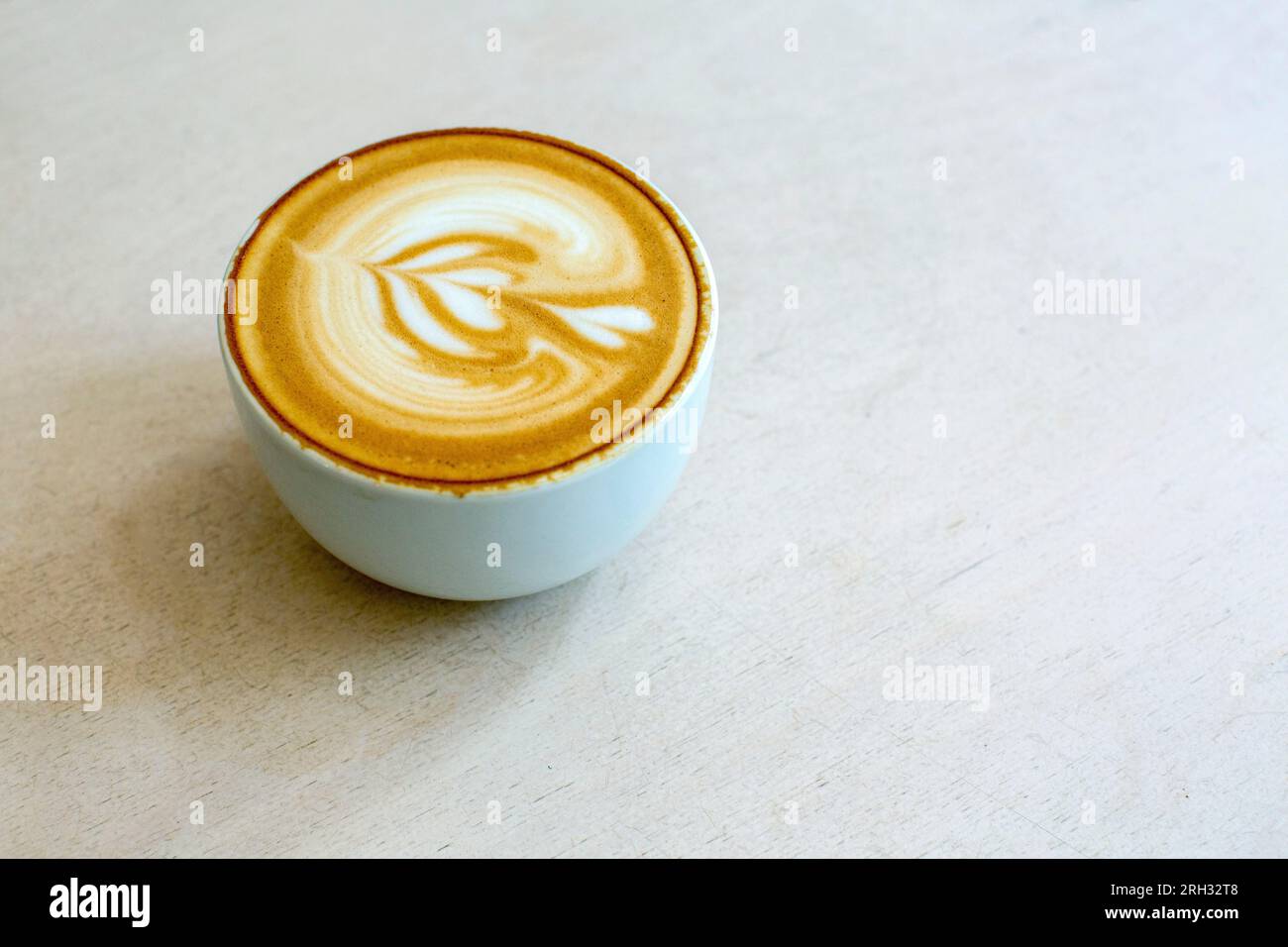 Un caffè bianco piatto perfetto servito in una tazza stile tulipano Foto Stock