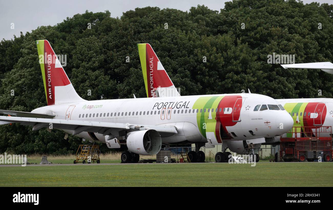 Air Portugal A320 "Aquilino Ribeiro" all'aeroporto di Cotswold Foto Stock