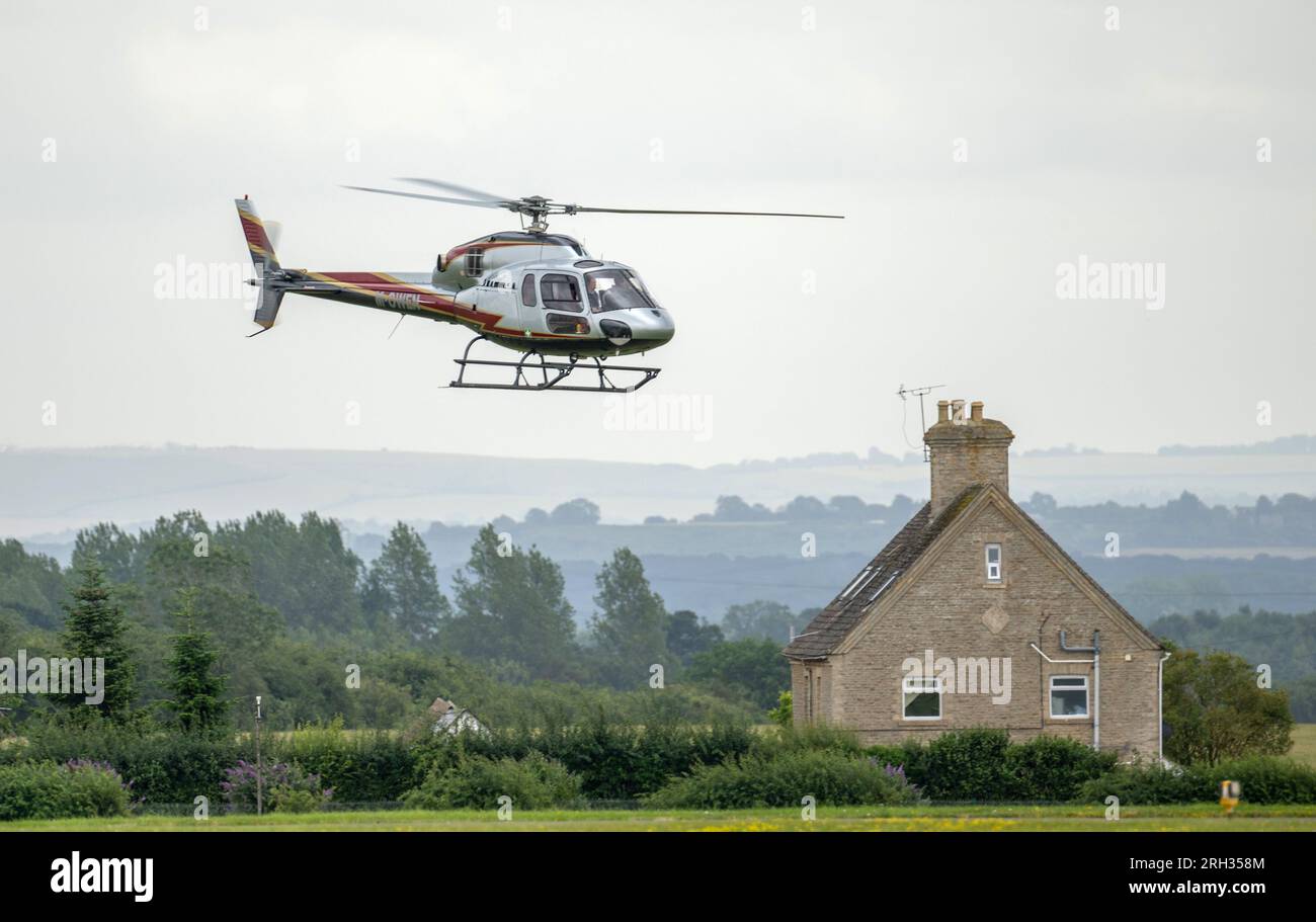 Airbus AS355 N Helicopter M-OWEN in circuito presso l'aeroporto di Cotswold Foto Stock