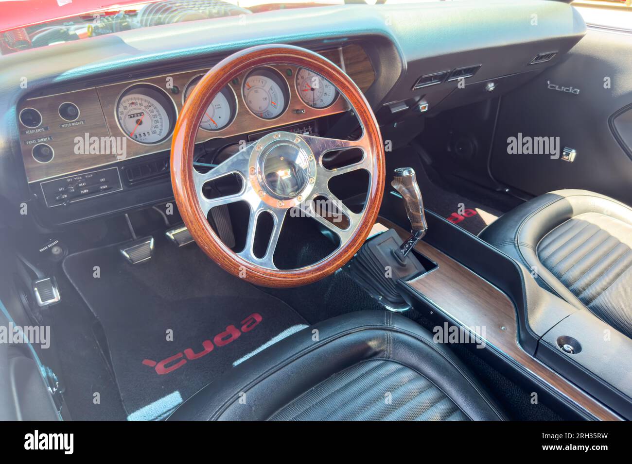 Little Elm, Texas - 11 giugno 2023: Vista dall'alto dettaglio interno di una Plymouth Hemi Cuda Hardtop Coupé 1970 al salone automobilistico locale. Foto Stock