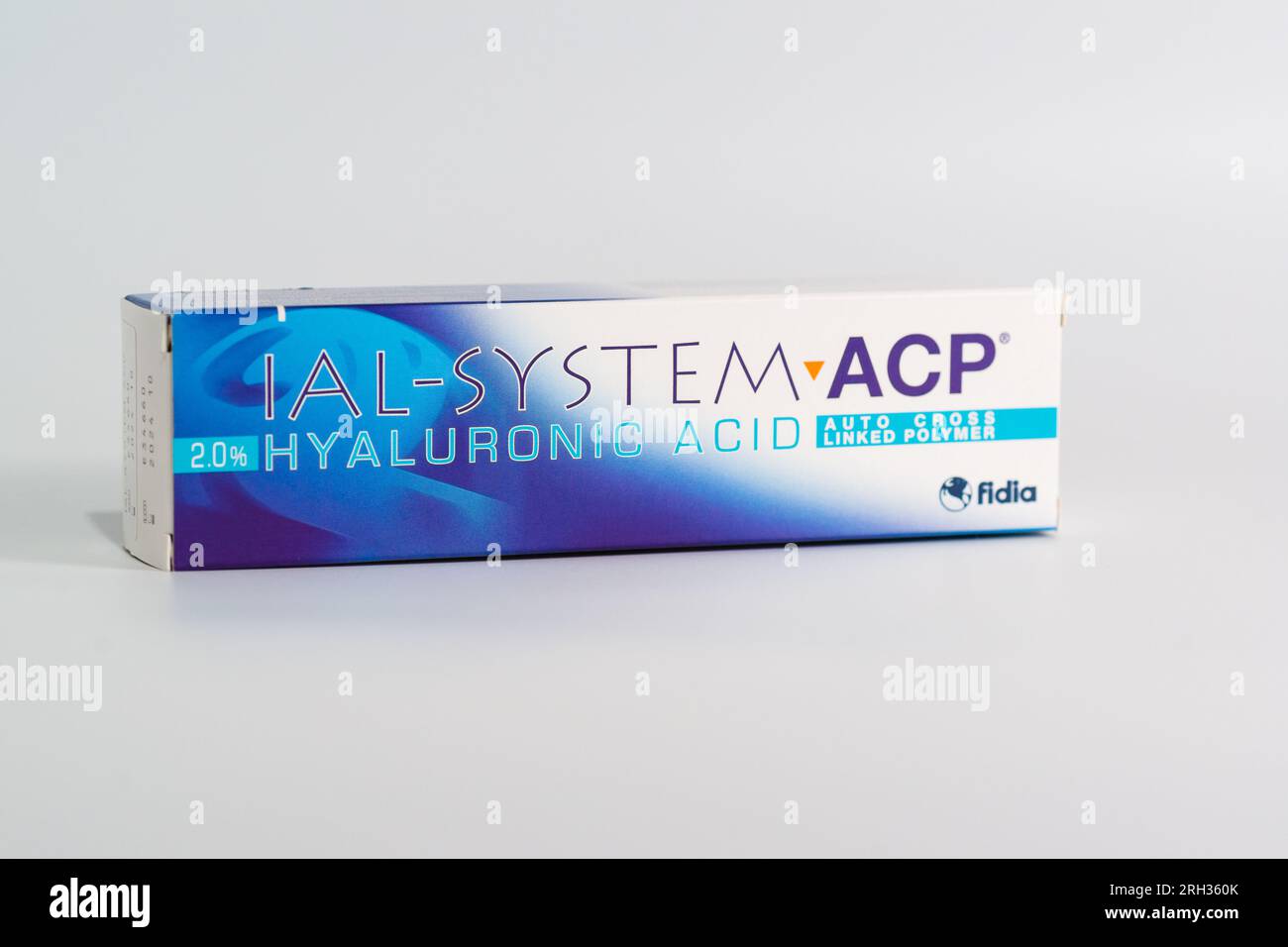 Russia, Krasnodar - 22 novembre 2022: Una scatola di preparazione cosmetica IAL-System ACP si trova su uno sfondo grigio Foto Stock