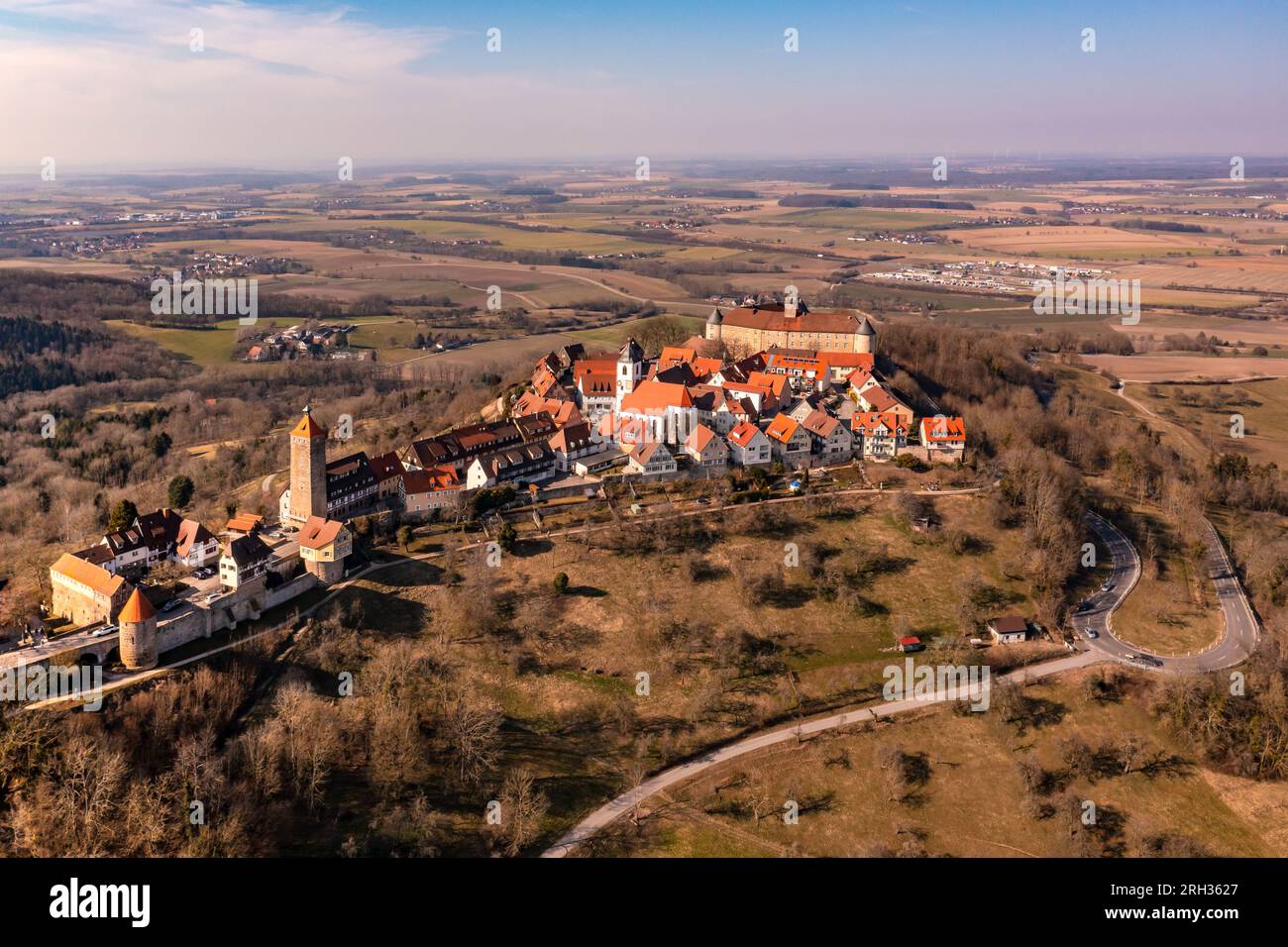 La storica Waldenburg con la chiesa e il castello sopra la Terra di Hohenloher come punto di riferimento visto da un drone, Baden-Wuerttemberg, Germania Foto Stock
