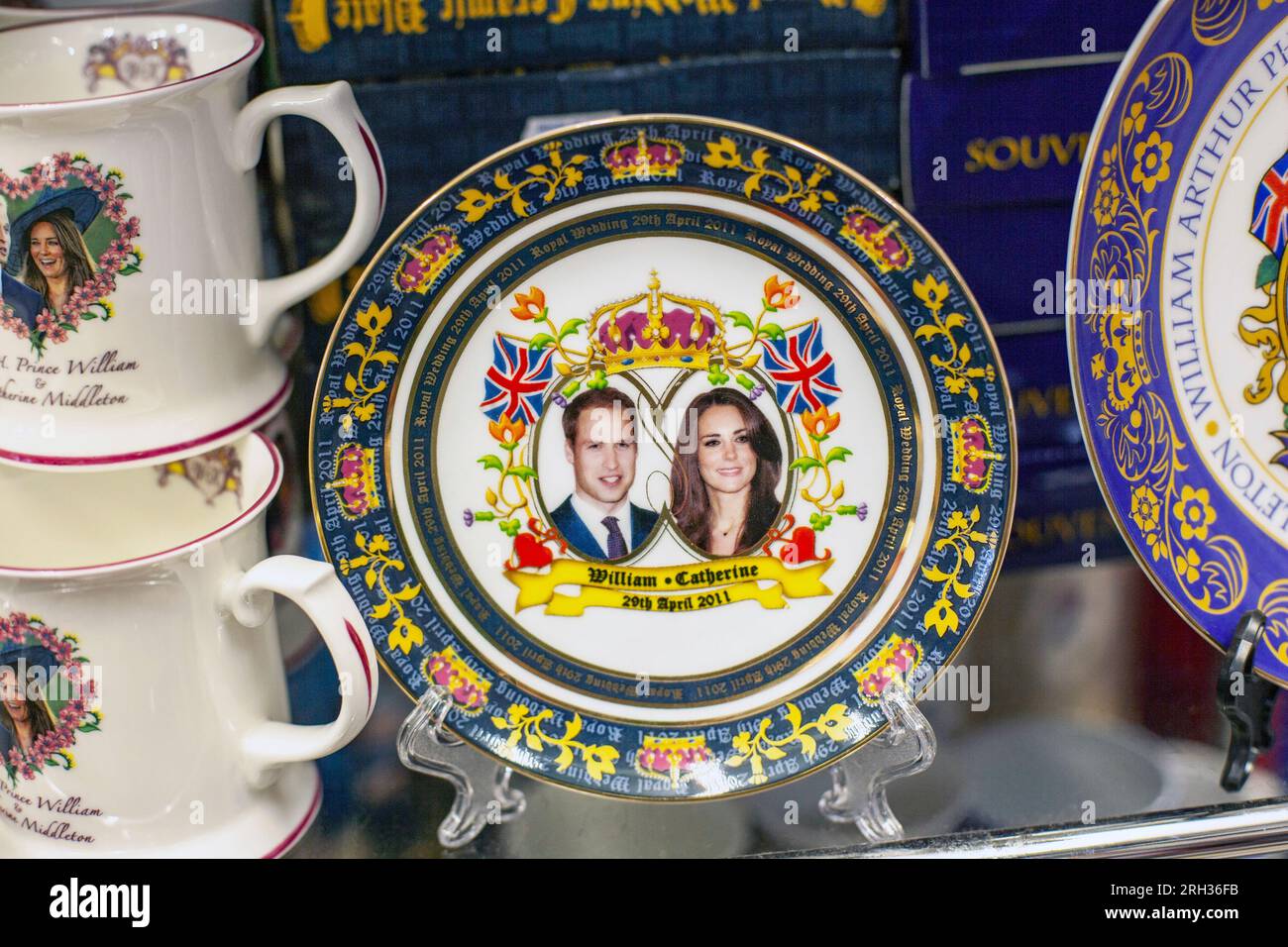 Il piatto con il ritratto di Caterina, duchessa di Cambridge, e suo marito il principe William è esposto in un negozio di souvenir a Londra, Regno Unito Foto Stock