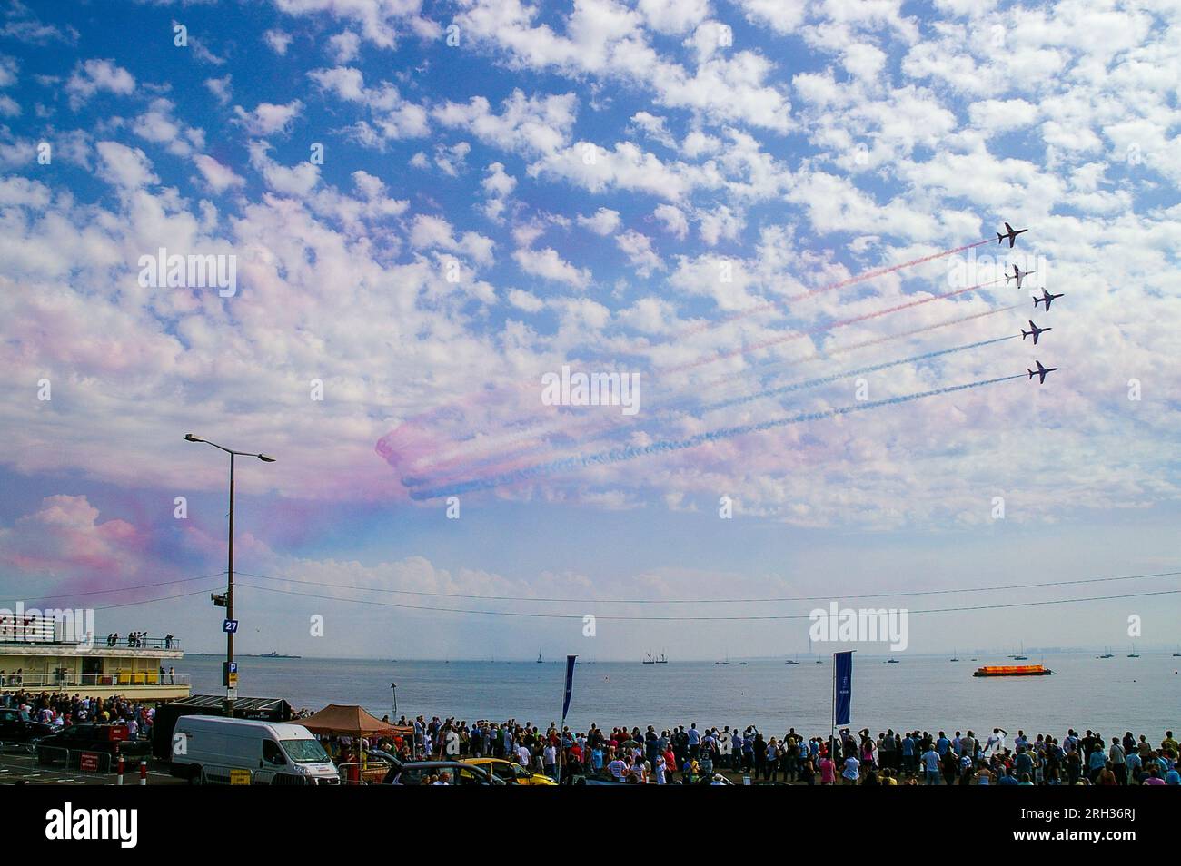 Persone che guardano il Southend Airshow presso la Western Esplanade, Southend on Sea, Essex. Le frecce rosse sorvolare l'estuario del Tamigi. Seafront air show Foto Stock