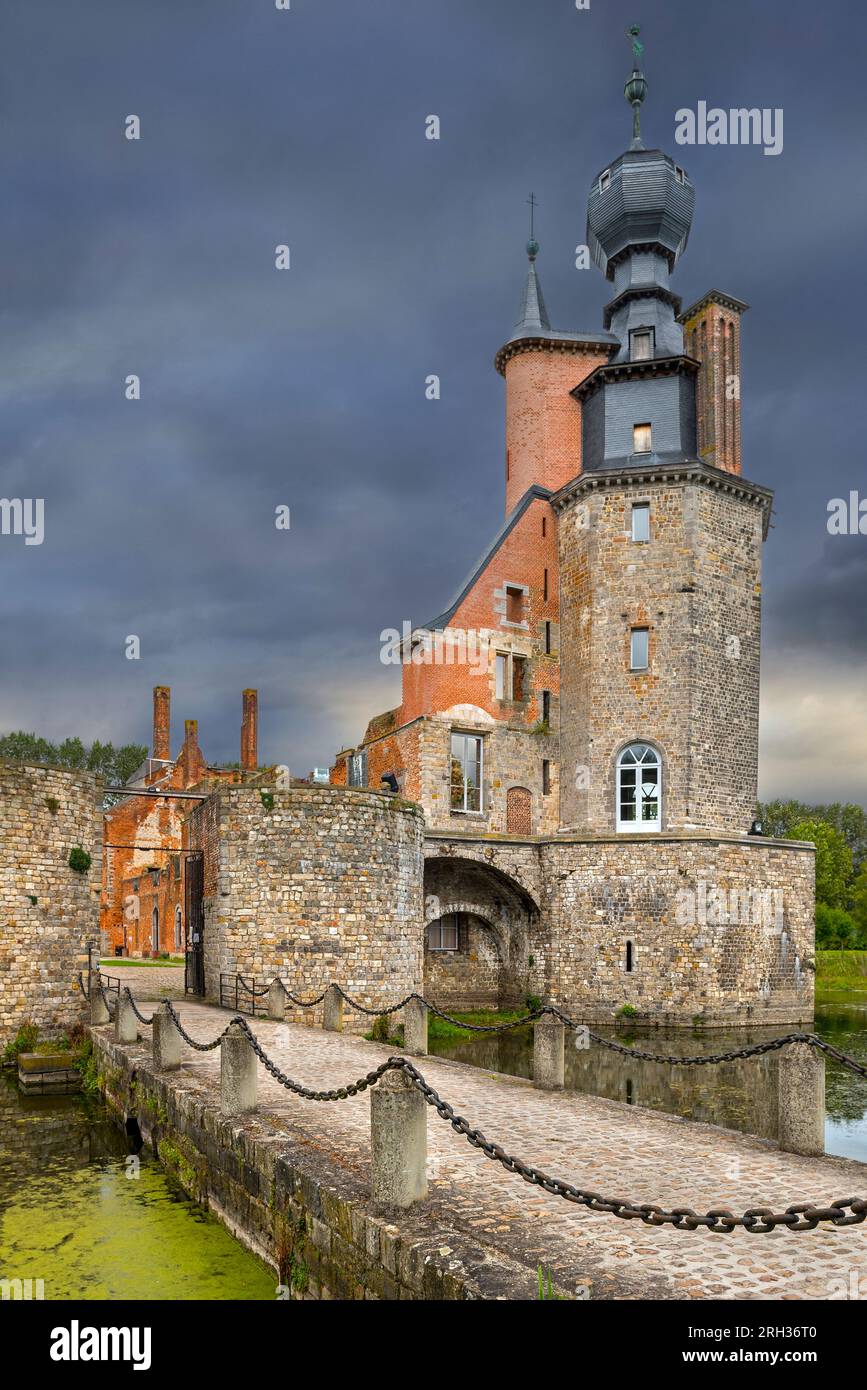 Château d'Havré del XIII secolo, castello in rovina con fossato nel villaggio di Havré vicino a Mons / Bergen, provincia di Hainaut, Vallonia, Belgio Foto Stock
