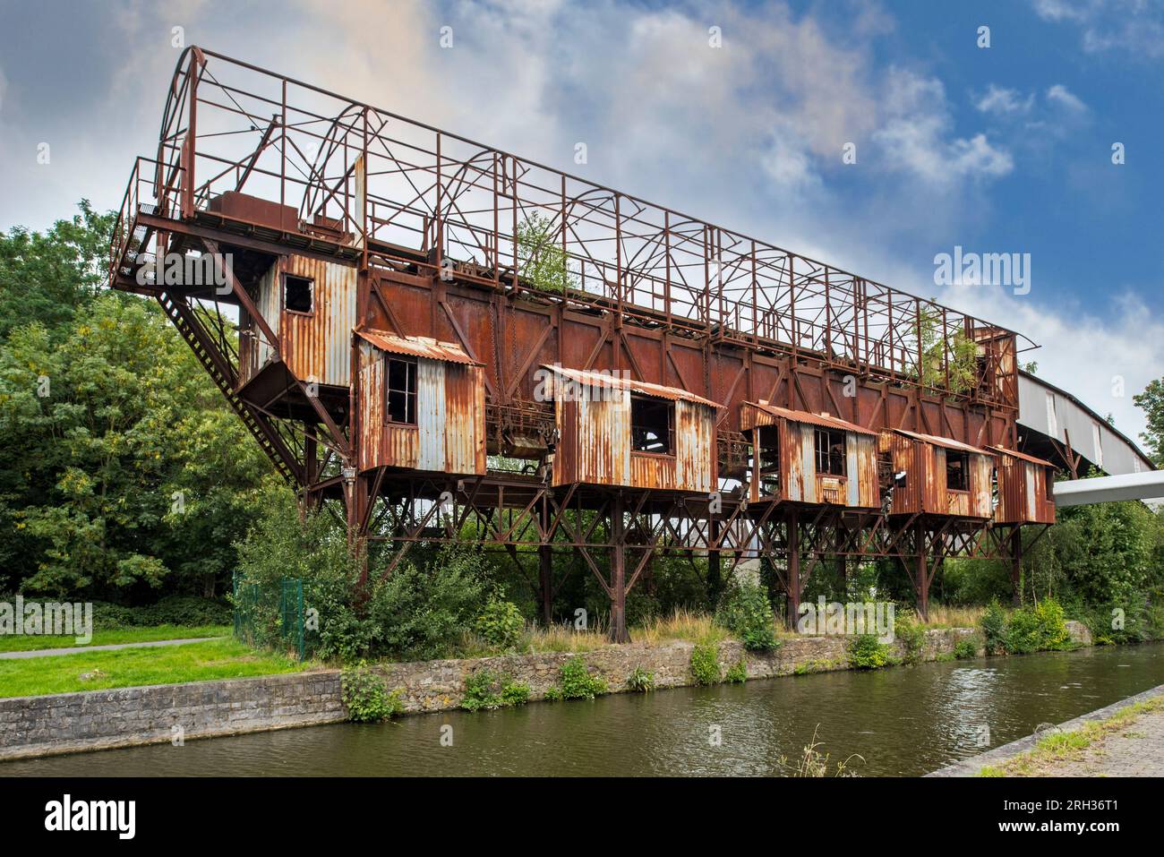 Vecchio caricatore/caricatore per barche per caricare ghiaia porfidica dalla cava su battelli fluviali sul Vaudémont Canal, Lessines, Hainaut, Vallonia, Belgio Foto Stock