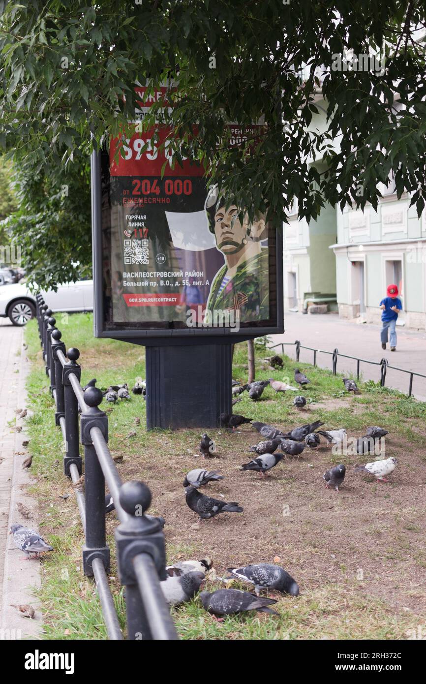 Il poster della coscrizione sul contratto militare servizio attivo di grande denaro, San Pietroburgo; Russia, 2023 Foto Stock