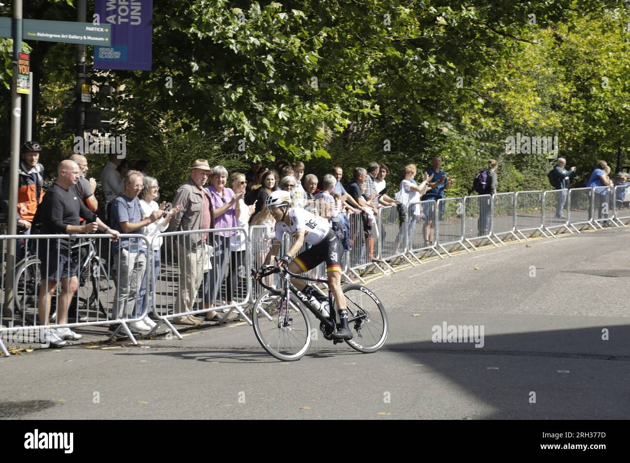 Glasgow, Scozia, Regno Unito. 13 agosto 2023. Dominguez Alonso, spagnolo, si inerpica da University Avenue a Byres Road nel West Endof Glasgow durante la gara UCI Cycling World Championships Women Elite Road Race, che è iniziata a Loch Lomond e si è conclusa con sei giri di strade cittadine di Glasgow. Gli spettatori la stanno ingannando dal comportamento di allevatori di sicurezza sul lato della strada. Crediti: Elizabeth Leyden/Alamy Live News Foto Stock