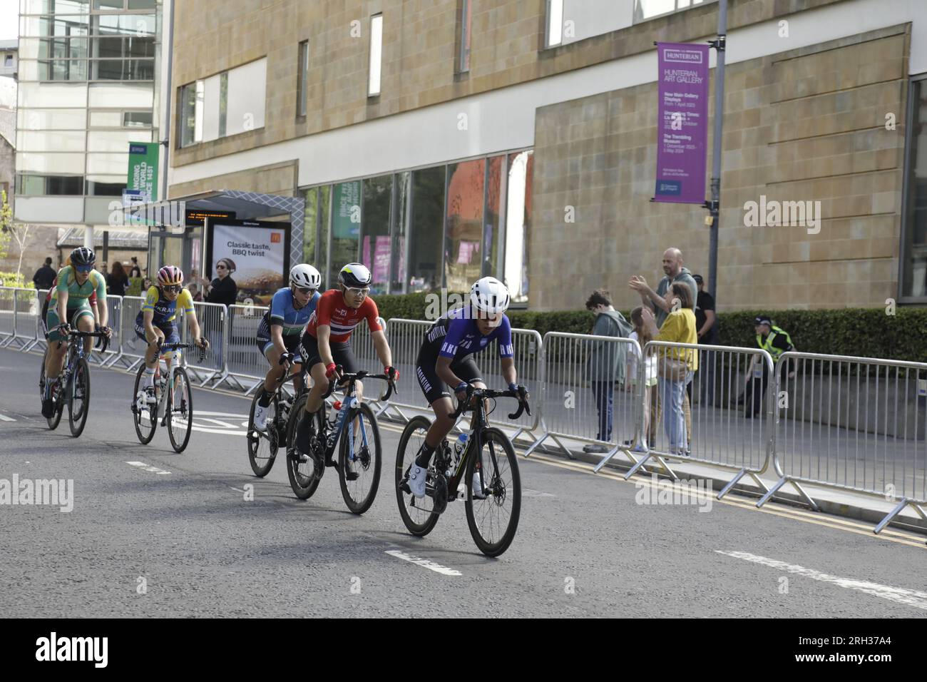 Anabel Yapura Plaza dell'Argentina, Katrine Aalerud della Norvegia, Olge Zabelinskaya dell'Uzbekistan, Yuliia Biriukova dell'Ucraina e Tiffany Keep della Repubblica sudafricana cavalcando davanti alla Wolfson Medical School sulla University Avenue durante i Campionati del mondo di ciclismo UCI terminati con la Women Elite Road Race, che ha avuto inizio a Loch Lomond e si è conclusa con sei giri delle strade della città di Glasgow. Glasgow, Scozia, Regno Unito. 13 agosto 2023. Crediti: Elizabeth Leyden/Alamy Live News Foto Stock