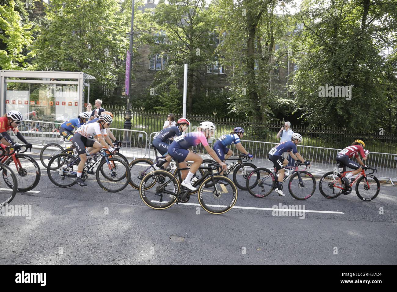 Ciclisti professionisti donne Elite, tra cui: Antri Christoforou di Cipro, Cailin Conyers delle Bermuda, Rebecca Koerners della Danimarca, Heigi Franz degli Stati Uniti, Nofar Maoz di Israele, Victoire Berteau della Francia e Andrea Gomez Alzate della Colombia che gareggiano nel West End di Glasgow mentre gareggiano nei Campionati del mondo di ciclismo UCI 2023. Crediti: Elizabeth Leyden/Alamy Live News Foto Stock