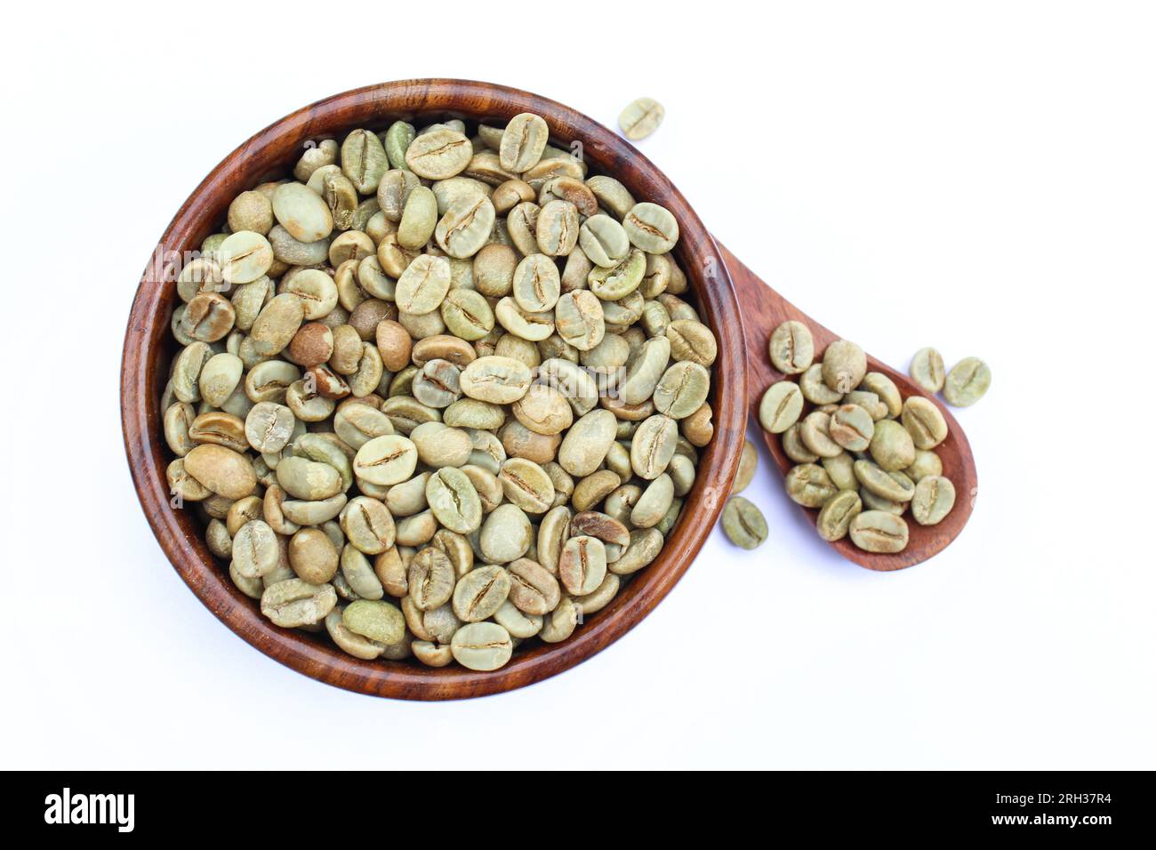 Chicchi di caffè verdi in una ciotola di legno su sfondo bianco vista ravvicinata Foto Stock