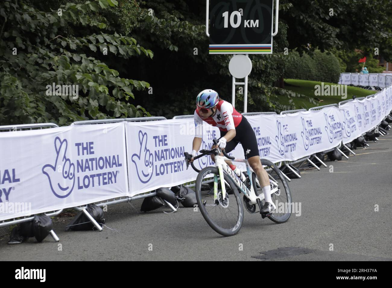 Elise Chabbey, in Svizzera, ha superato il 10Km nel Kelvingrove Park durante un giro del Glasgow West End e del centro che ha concluso il Campionato del mondo di ciclismo femminile UCI 2023. Guidò la maggior parte della gara ben davanti, da sola, ma alla fine finì settima. Glasgow, Scozia, Regno Unito. 13 agosto 2023 crediti: Elizabeth Leyden/Alamy Live News Foto Stock