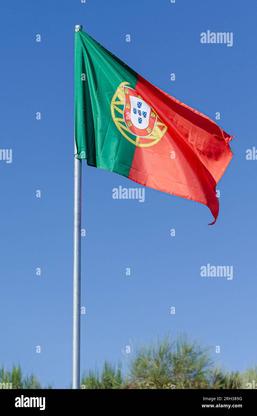 Bandiera del Portogallo che fluttua nel vento Foto Stock