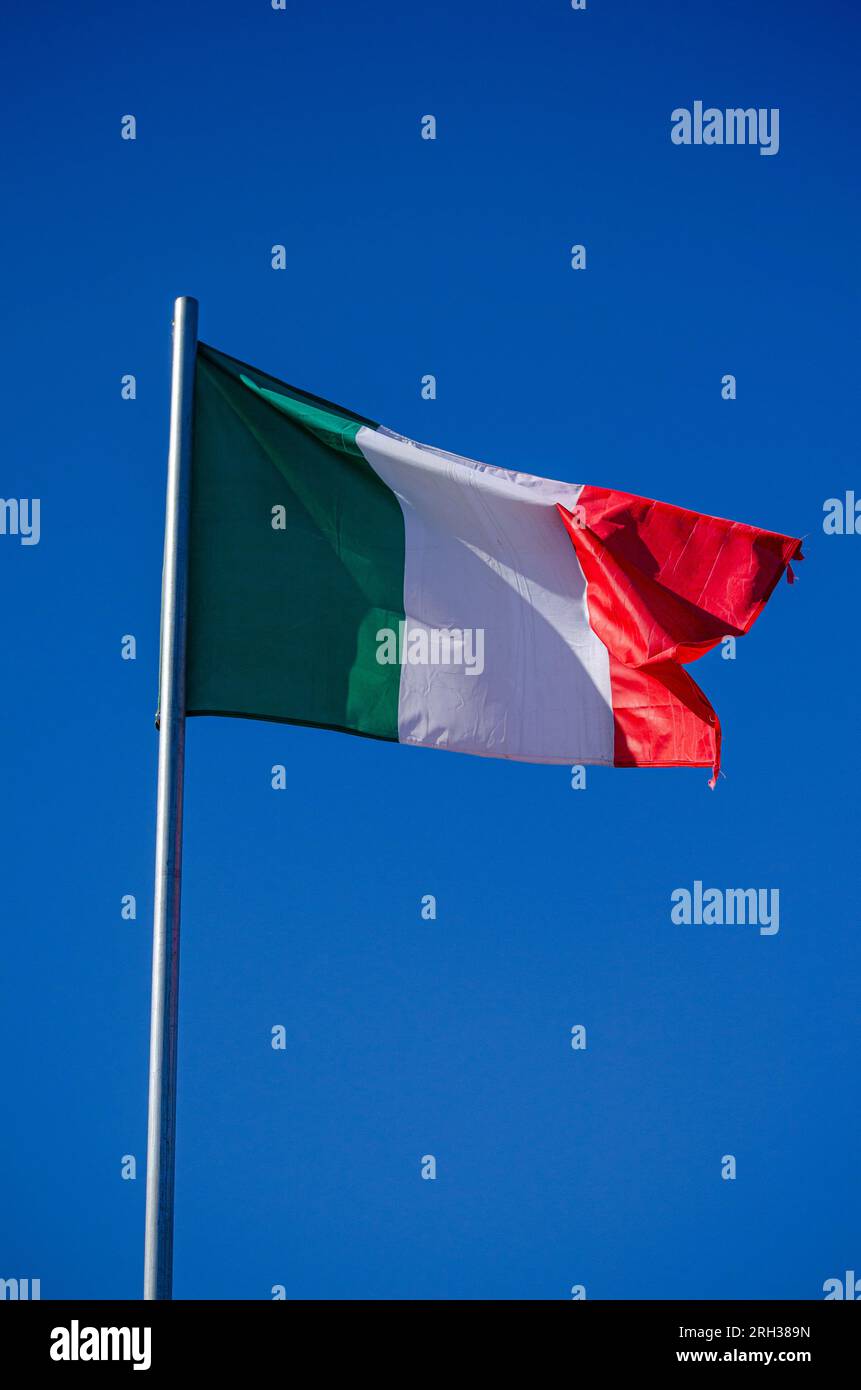 Bandiera italiana che fluttua nel vento Foto Stock