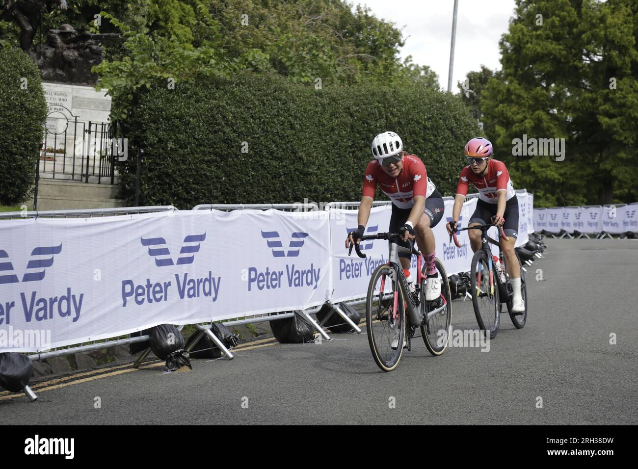 Glasgow, Scozia, Regno Unito. 13 agosto 2023. Glasgow, Scozia, Regno Unito. I Campionati del mondo di ciclismo UCI si sono conclusi con la Women Elite Road Race, che è partita da Loch Lomond e si è conclusa con sei giri di strade cittadine di Glasgow. Crediti: Elizabeth Leyden/Alamy Live News Foto Stock