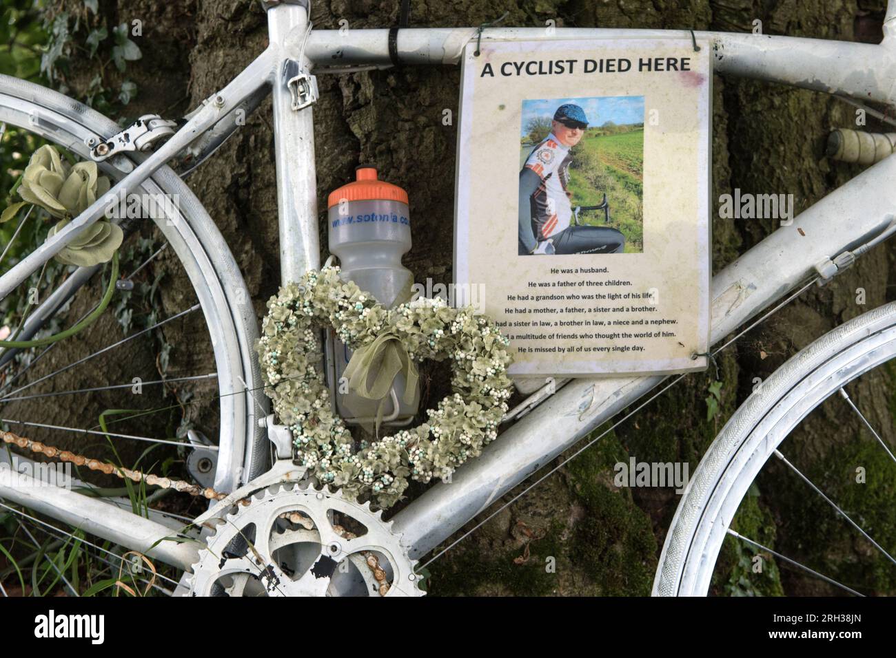 White Memorial Bicycle Regno Unito. Ghostcycle è anche conosciuto come Ghost Bike. Ciclista in campagna ucciso sulla sua bicicletta a pedalata, tornando a casa lungo una strada di campagna. Un santuario. La segnaletica stradale a destra era difficilmente visibile. Sarum Road e Woodman Lane, vicino a Sparsholt. Hampshire UK 2023 2020s Inghilterra. HOMER SYKES Foto Stock