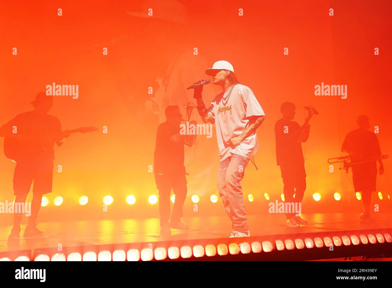 Irving, Texas, Stati Uniti: Il rapper, musicista e cantante messicano Hassan Emilio Kabande Laija, conosciuto professionalmente come peso Pluma, si esibisce al Pavilion della Toyota Music Factory sabato 12 agosto 2023. (Immagine di credito: © Javier Vicencio/eyepix via ZUMA Press Wire) SOLO USO EDITORIALE! Non per USO commerciale! Foto Stock