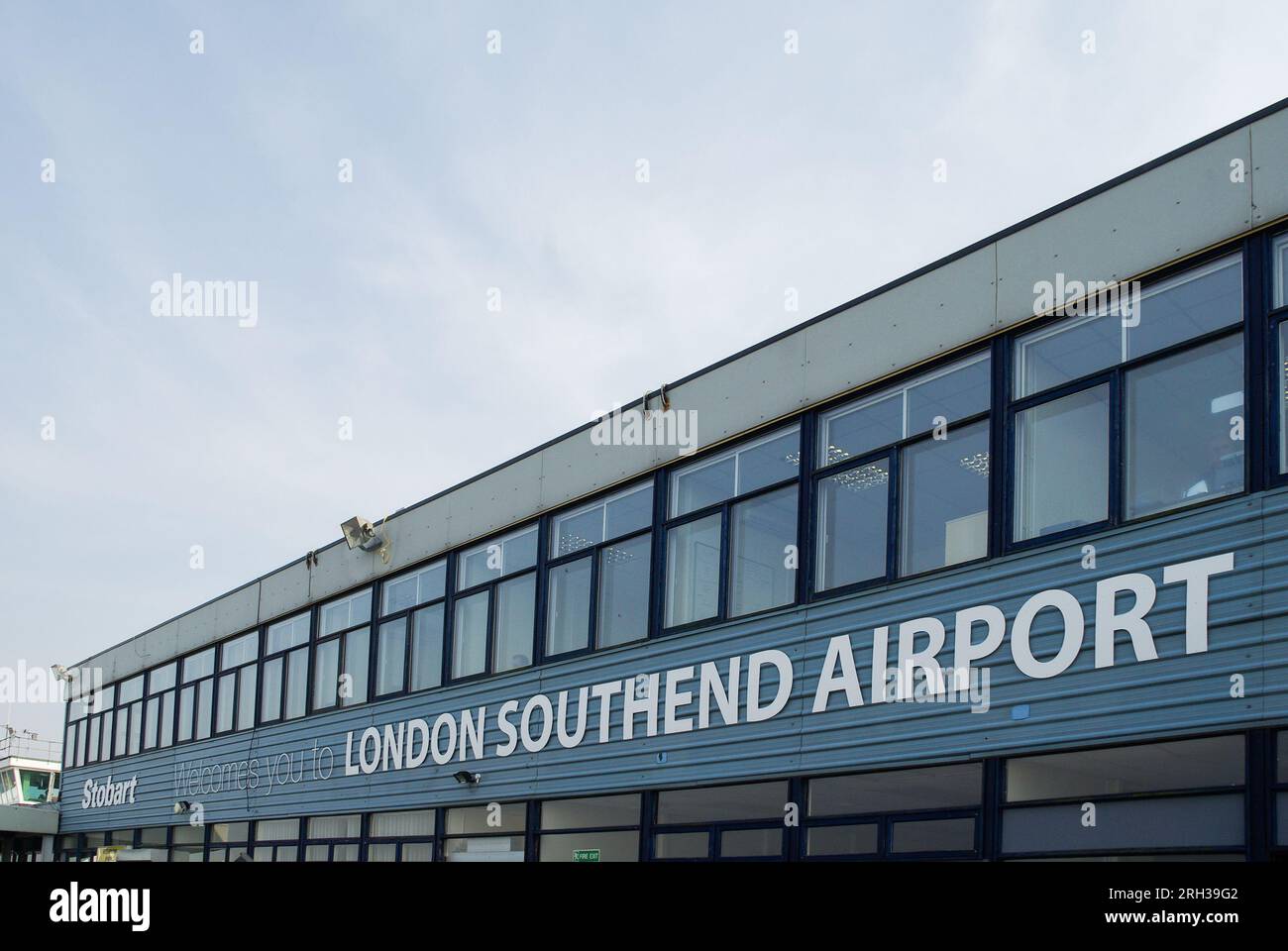 Edificio terminal Stobart London Southend Airport, Southend on Sea, Essex, Regno Unito. Con lettere di testo, nome dell'aeroporto. Vecchio terminale prima dell'espansione Foto Stock