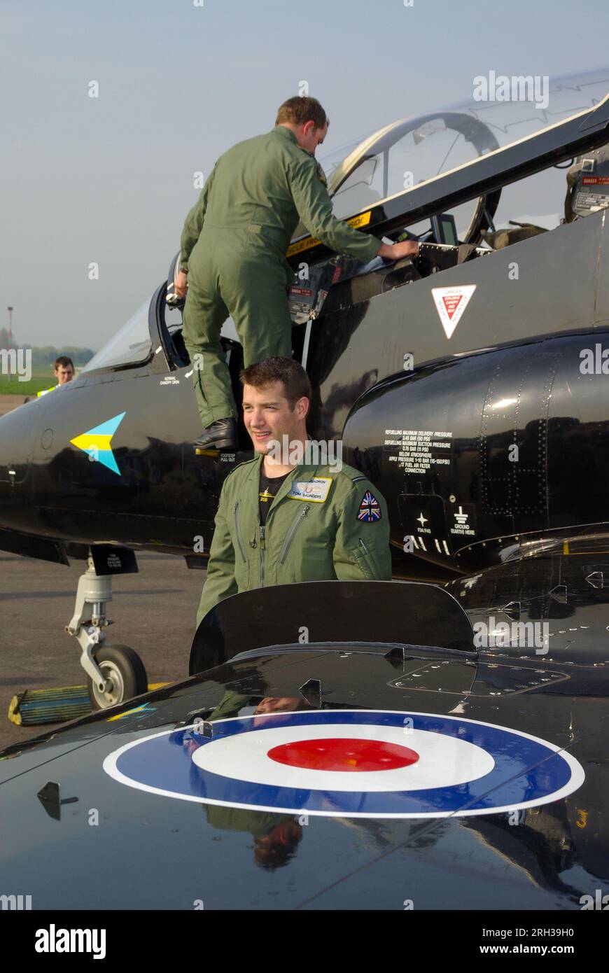 Il tenente Tom Saunders, che sarebbe diventato il pilota della Royal Air Force 2010 Hawk T.MK.1, accompagnando il pilota del 2009 Matt Barker per l'evento mediatico Foto Stock