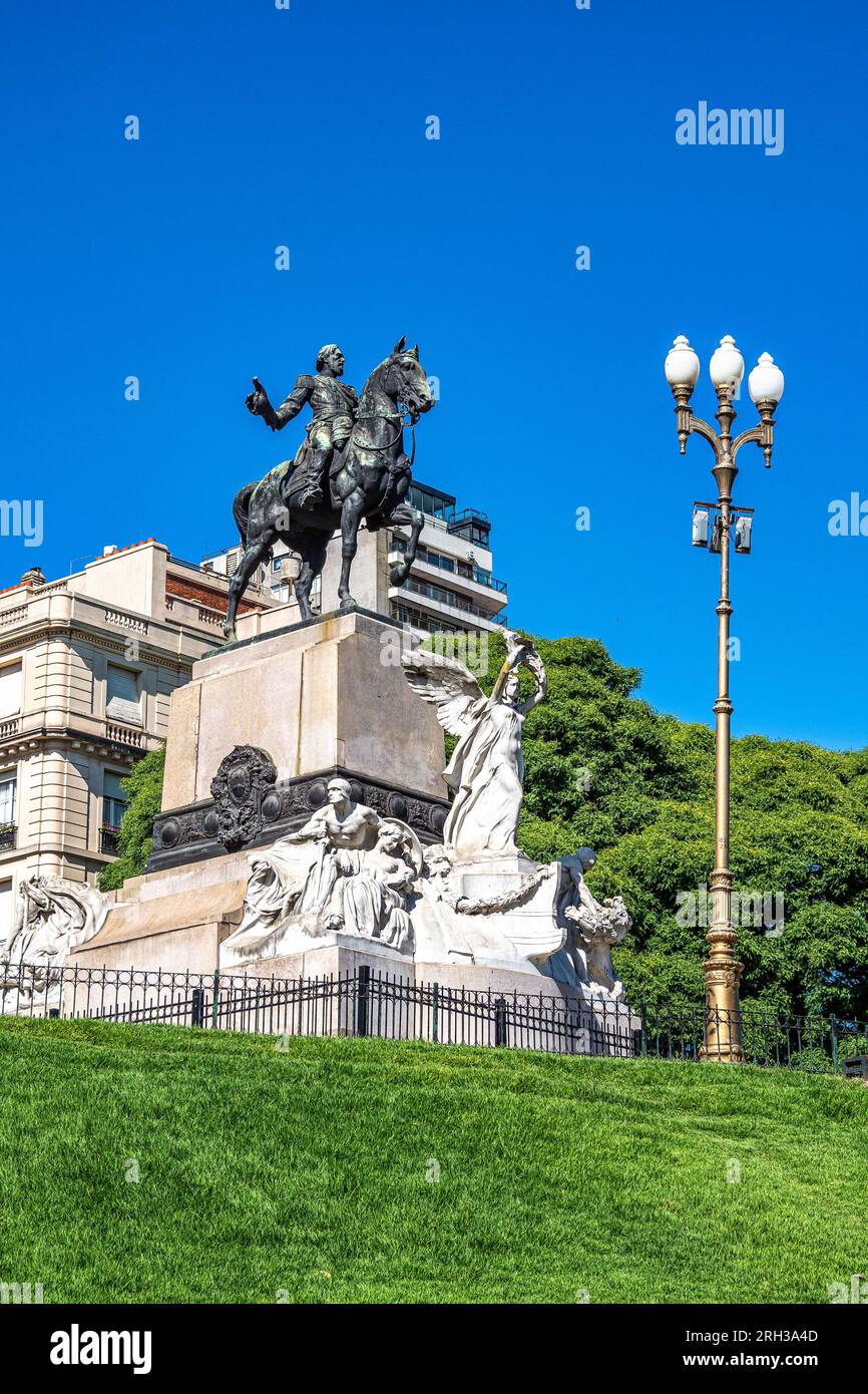 Statua Bartolome Mitre a Plaza Mitre, Piazza Mitre a Buenos Aires, Argentina il Monumento Mitre nel quartiere Recoleta onora l'ex argentino Foto Stock