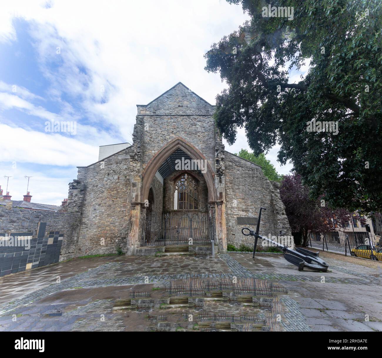 Southampton, Regno Unito - 6 agosto 2023: Le rovine della chiesa di Holyrood, distrutte durante la seconda guerra mondiale nel 1940 Foto Stock