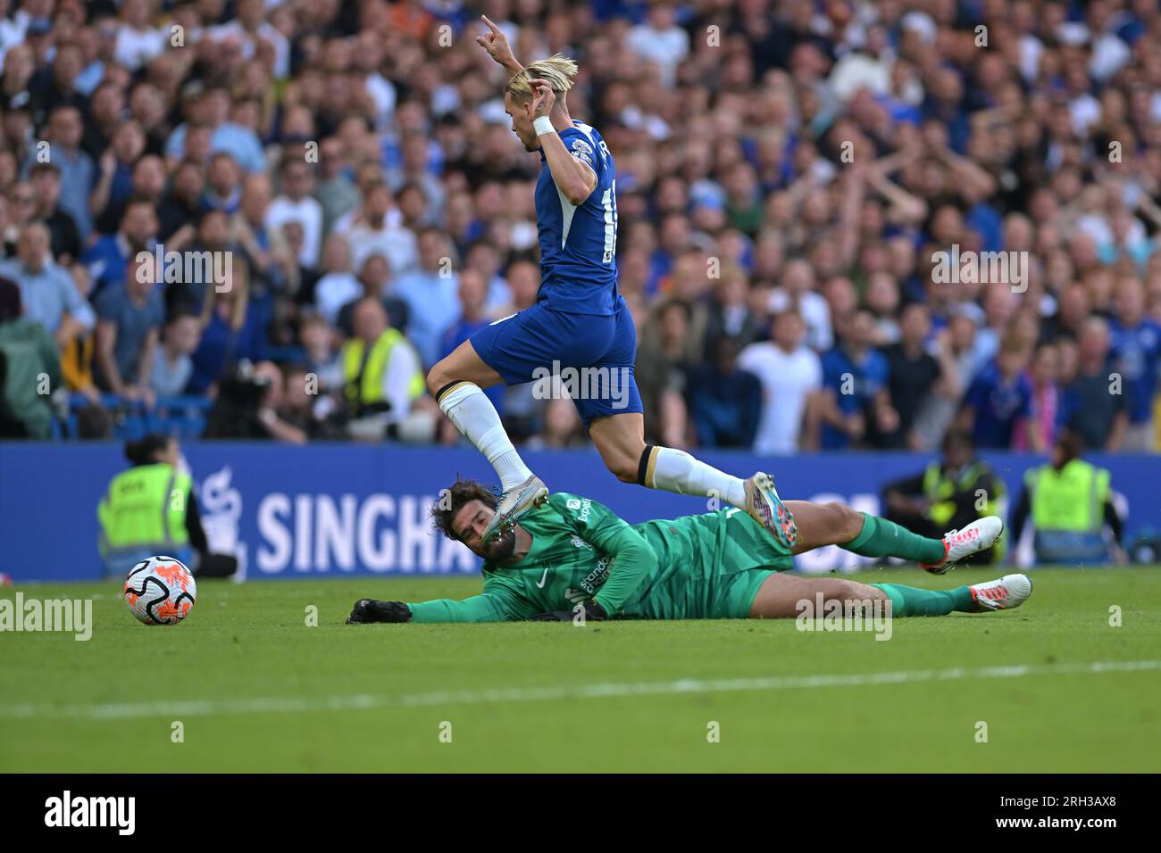 Londra, Regno Unito. 13 agosto 2023. Londra Regno Unito 13 agosto 23. Mykhaylo Mudryk di Chelse ha un tentativo dell'ultimo minuto di segnare un gol vincente, ma viene fermato da Alisson Becker Liverpool FC portiere durante la partita Chelsea vs Liverpool Premier League allo Stamford Bridge London Credit: MARTIN DALTON/Alamy Live News Foto Stock