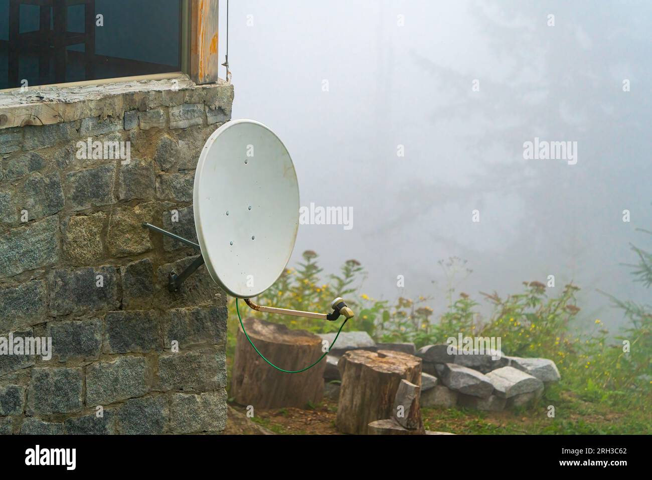 Antenna satellitare domestica utilizzata per le trasmissioni televisive in Turchia. Foto Stock