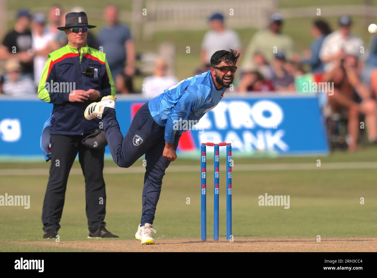 Beckenham, Kent, Regno Unito. 13 agosto 2023. Kent's Hamidullah Qadri bowling nei panni di Kent affronta il Middlesex nella Metro Bank One Day Cup a Beckenham. Credito: David Rowe/Alamy Live News Foto Stock