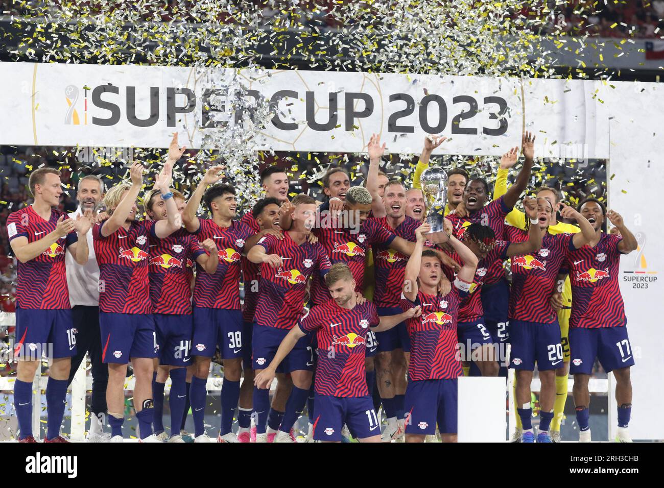 MONACO, Germania - 12. 2023 AGOSTO: 4 Willi Orban (C) con trofeo, i giocatori RB Leipzig festeggiano con il trofeo dei vincitori dopo aver vinto la Supercup 2023 match tra FC Bayern München e RB Leipzig all'Allianz Arena il 12 agosto a Monaco di Baviera, in Germania. DFL, Fussball, 0:3 (foto e copyright @ ATP Images/Arthur THILL FC RB-LEIPZIG giocatori e sostituti di questa partita: 21 Janis Blaswich (Custode), 2 Mohamed Simakan, 4 Willi Orban (C), 7 Dani Olmo, 11 Timo Werner, 17 Lois Openda, 20 Xavi Simons, 22 David Raum, 24 Xaver Schlager, 39 Benjamin Henrichs, 44 Kevin Kampl, 9 Yussuf Poulsen, 10 Emil Foto Stock