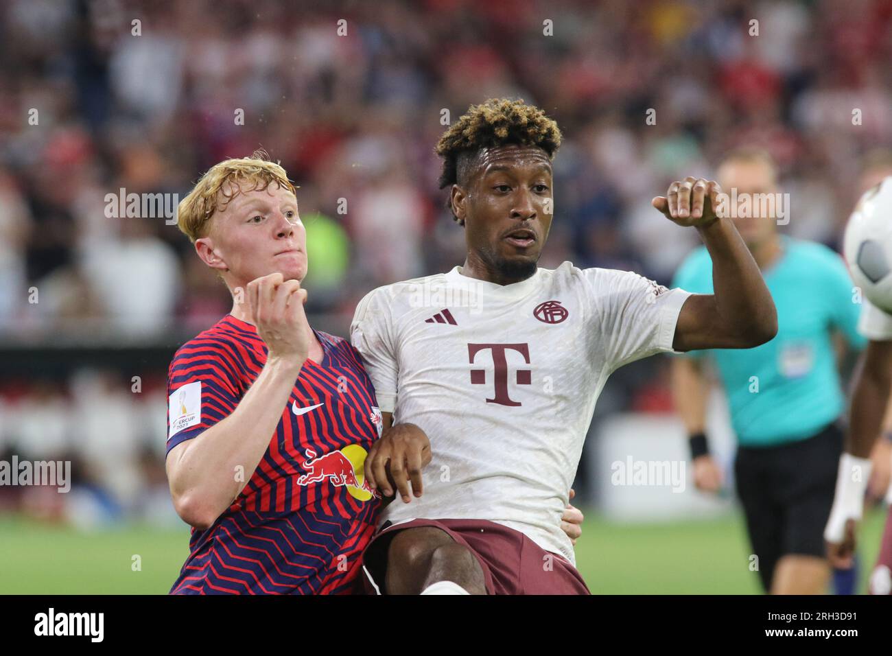 MONACO, Germania. , . 13 Nicolas Seiwald del RB Leipzig vs 11, Kingsley Coman del FC BAYERN durante la partita di Supercup Football tra FC Bayern Muenchen e RB LEIPZIG all'Allianz Arena di Monaco il 12. AUGUSTR 2023, Germania. DFL, Fussball, 0:3 (foto e copyright @ ATP Images/Arthur THILL (THILL Arthur/ATP/SPP) credito: SPP Sport Press Photo. /Alamy Live News Foto Stock