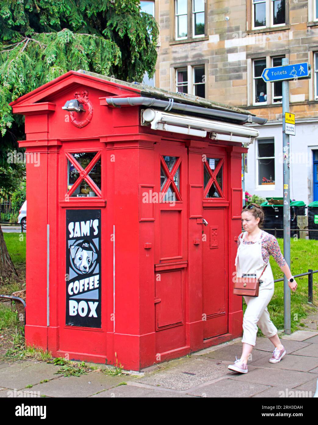 Edimburgo, Scozia, Regno Unito. 13 agosto 2023. Meteo del Regno Unito: Le vecchie cabine di polizia ora servono cibo ai turisti. Caldo e bagnato mentre i turisti infestavano le strade della città tra gli atti di periferia con i loro bordelli . Credit Gerard Ferry/Alamy Live News Foto Stock