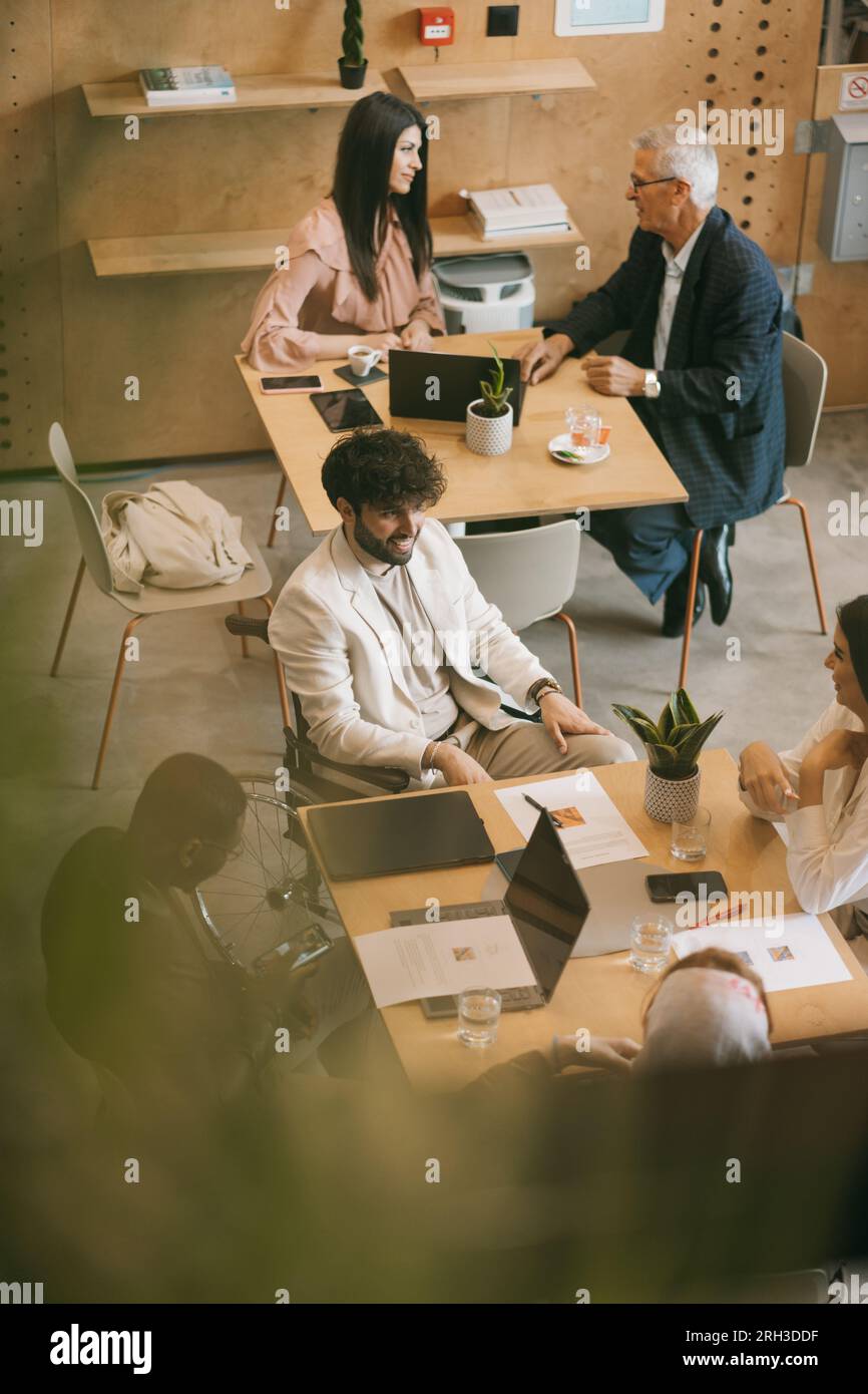 Uomini d'affari che lavorano insieme in un moderno spazio di co-working Foto Stock