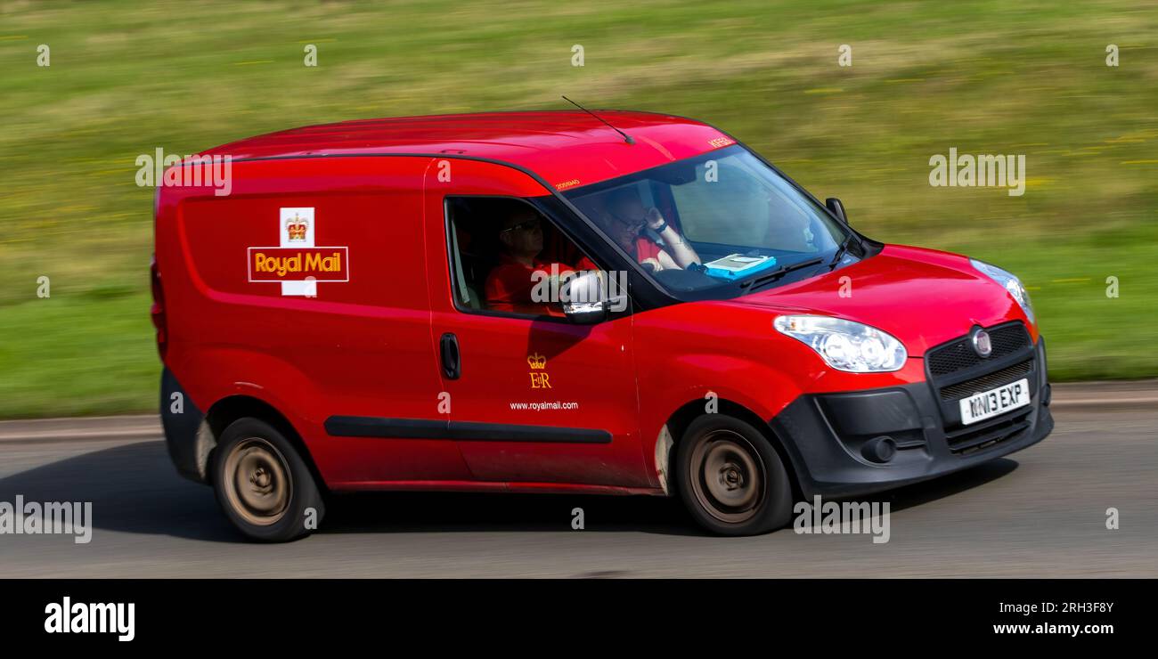 Milton Keynes, Regno Unito - 10 agosto 2023: Consegna di un furgone della Royal mail. Servizio postale del Regno Unito che guida su una strada di campagna inglese. Foto Stock