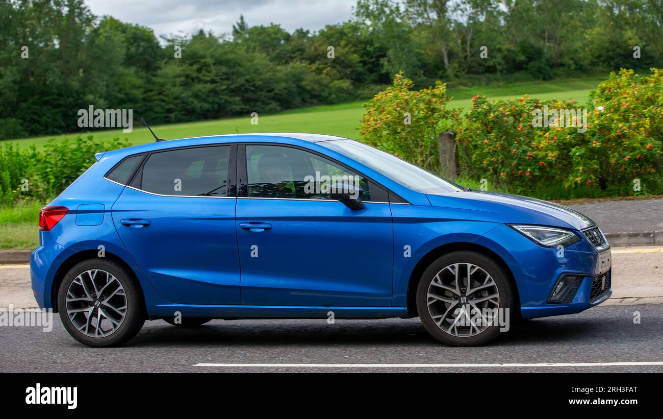 Milton Keynes, Regno Unito - 13 agosto 2023: 2022 auto Blue Seat Ibiza che guida su una strada di campagna inglese. Foto Stock