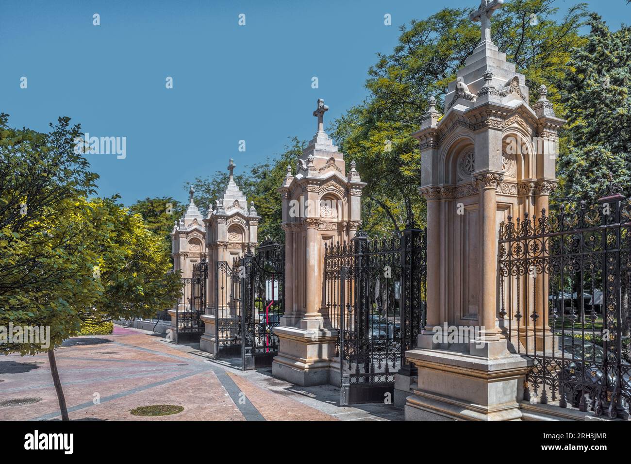 Parque de las Adoratrices a Guadalajara, bar, porte, pilastri e zoccolo del cancello di accesso al parco, facciata del Paseo de San Roque, Spagna. Foto Stock