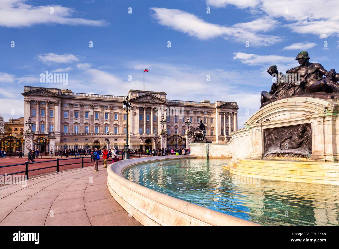 1 marzo 2015: Londra, Regno Unito - turisti a Buckingham Palace, residenza ufficiale londinese del monarca, vista sulla Fontana. Union Jack sorvola... Foto Stock