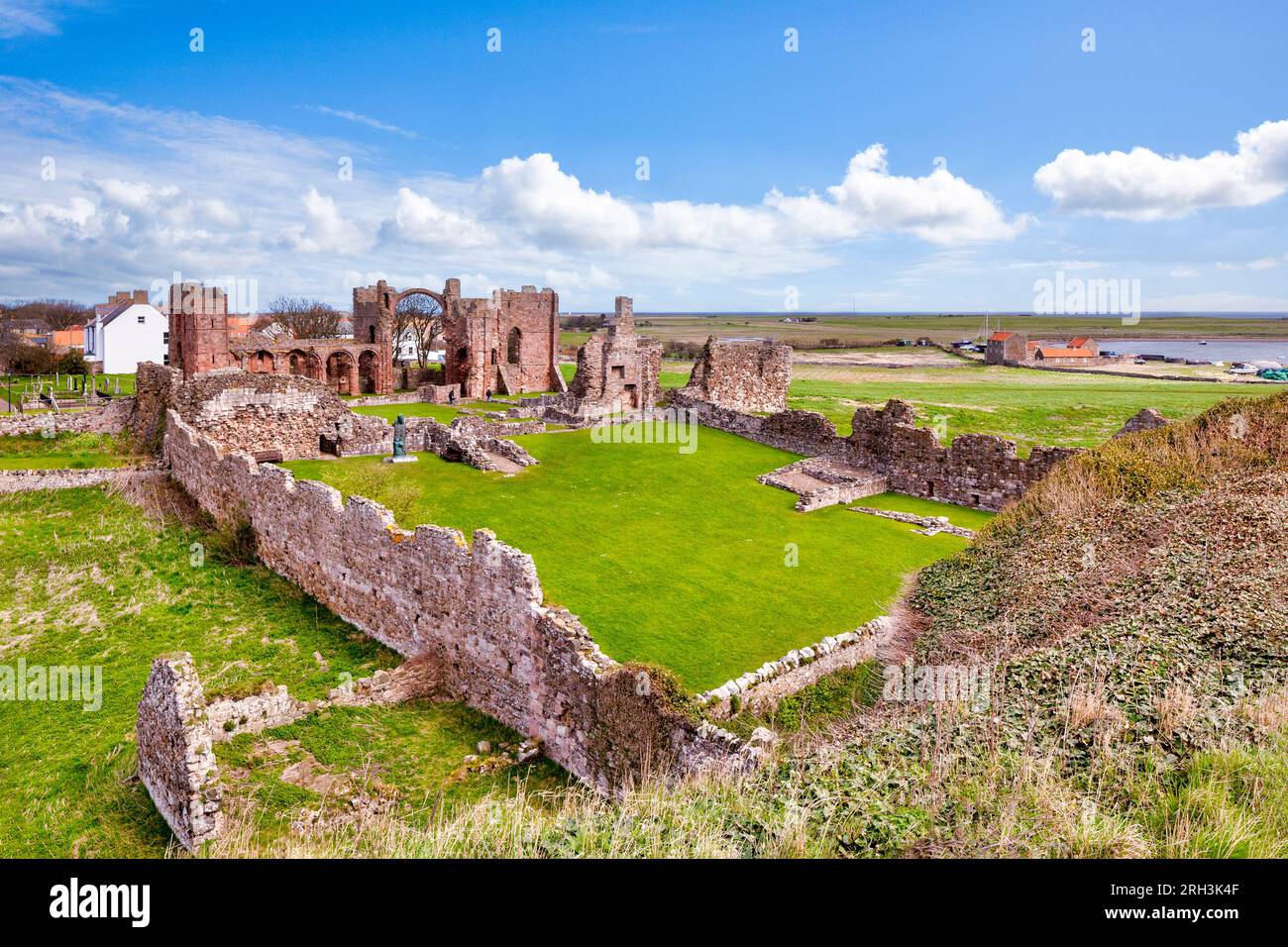 18 aprile 2016: Lindisfarne, Northumberland, UK - Lindisfarne Priory, che mostra il muro di confine. Foto Stock