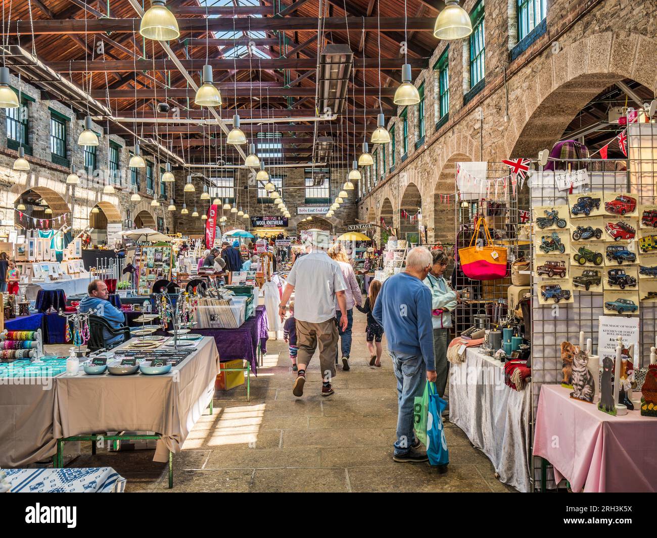 2 giugno 2023: Tavistock, Devon, Regno Unito - Tavistock's Pannier Market, originariamente fondato nel 1105 e ora ospitato in un mercato Hall costruito nel 1860. Foto Stock