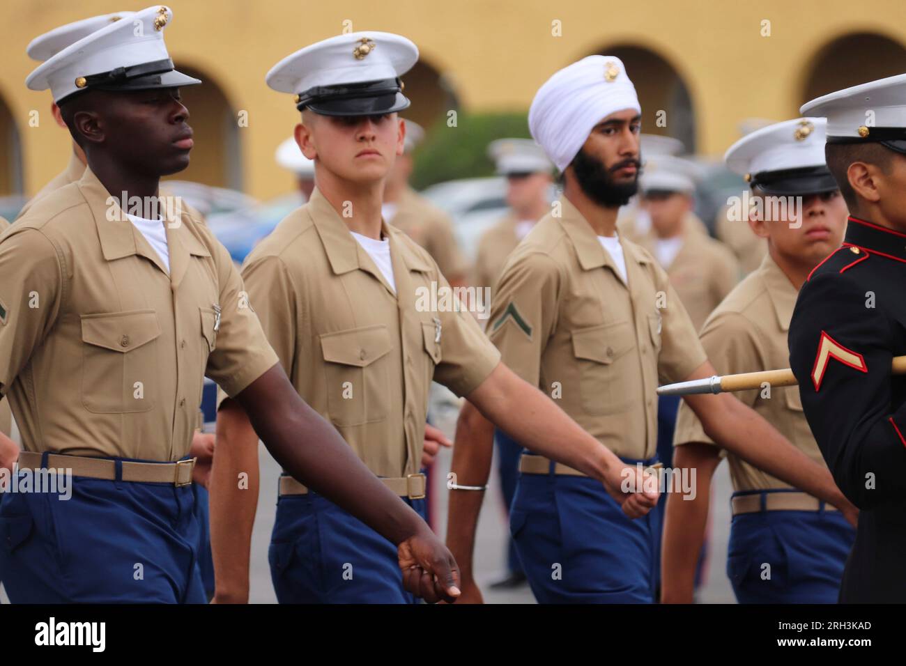 San Diego, Stati Uniti. 11 agosto 2023. U.S. Marines PFC. Jaskirat Singh, 2nd Right, indossando un turbante bianco, marcia con Golf Company mentre diventa il primo recluta Sikh Marine a completare il campo di addestramento indossando i suoi articoli della fede Sikh al Marine Corps Recruit Depot San Diego, 11 agosto 2023 a San Diego, California. Singh trascorse due anni facendo causa al corpo dei Marines per il diritto di rispettare le sue credenze sikh. Credito: Jesse Lora/U.S. Marines/Alamy Live News Foto Stock