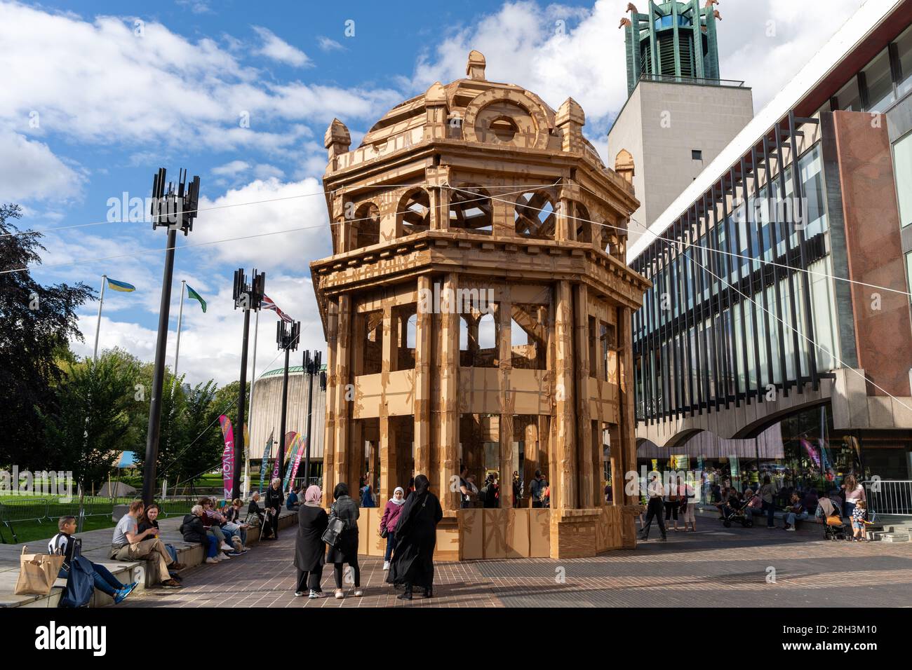 Newcastle upon Tyne, Regno Unito. 13 agosto 2023. Novum Summer Festival - demolizione della "costruzione monumentale" - un edificio in cartone di 45 piedi (14 metri) creato dall'artista visuale francese Olivier Grossetête e da volontari, e poi decostruito. Novum è un nuovissimo festival multi-arte che mette in mostra talenti locali, nazionali e internazionali presso il Centro Civico della città. -- l'edificio poco prima della demolizione. Crediti: Hazel Plater/Alamy Live News Foto Stock